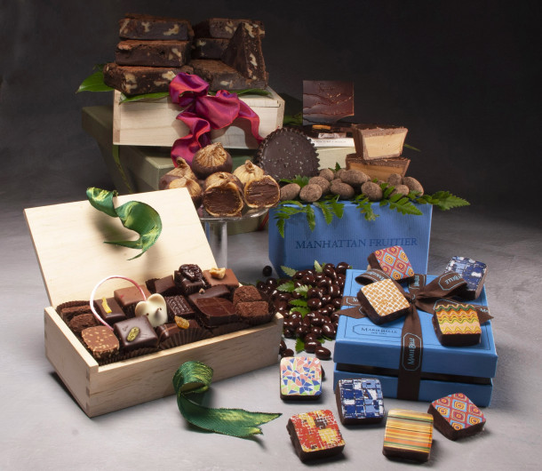 https://www.manhattanfruitier.com/image/cache/data/Chocolate%20Lovers%20Basket%20Deluxe%20with%20Brownie%20Boxp2049-610x530.jpg